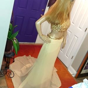 Elegance in a gold vintage